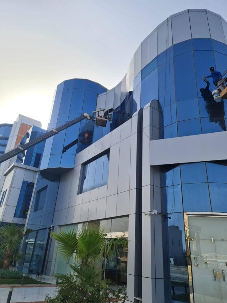 تنظيف واجهات زجاج